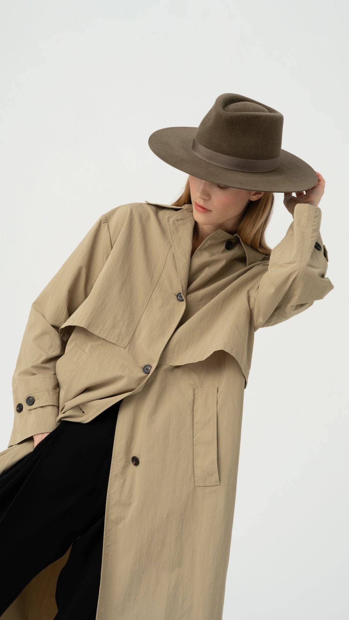 Handcrafted brown fedora hat with a wide brim, designed for elegance and comfort. Ideal for enhancing any outfit with a timeless, sophisticated touch.