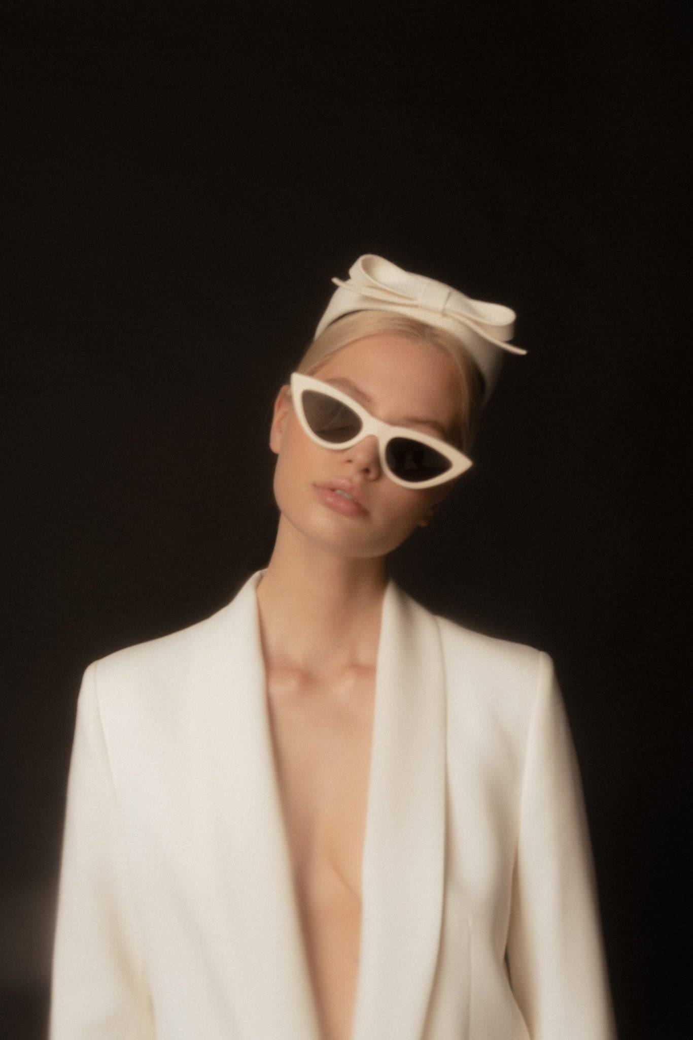 Ivory bridal pillbox hat with bow, inspired by vintage elegance. Handcrafted from rabbit fur felt, perfect for a timeless wedding look.