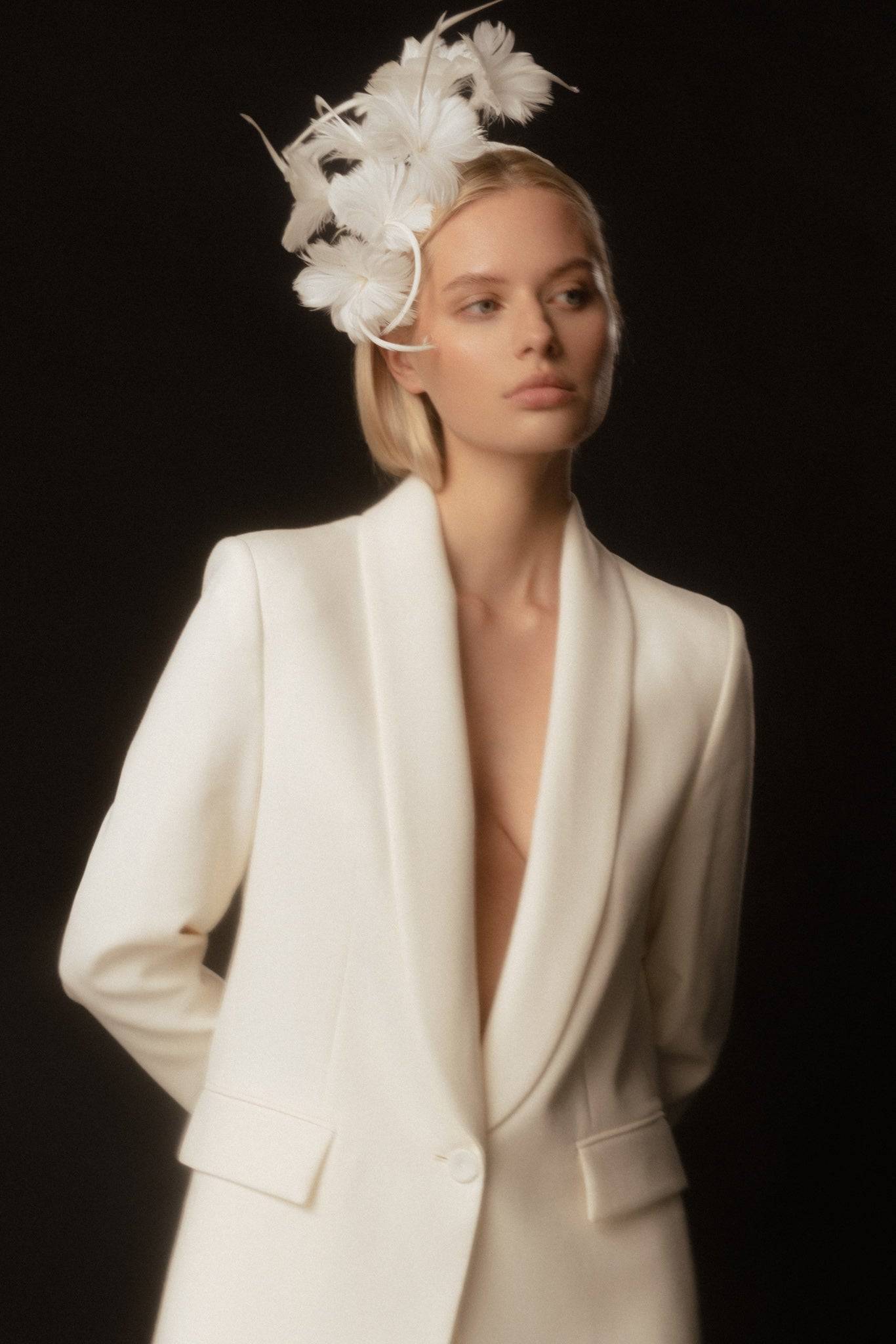 Luxury bridal headband adorned with white feather flowers, ideal for a sophisticated wedding look. Order now and enjoy a special 10% discount.