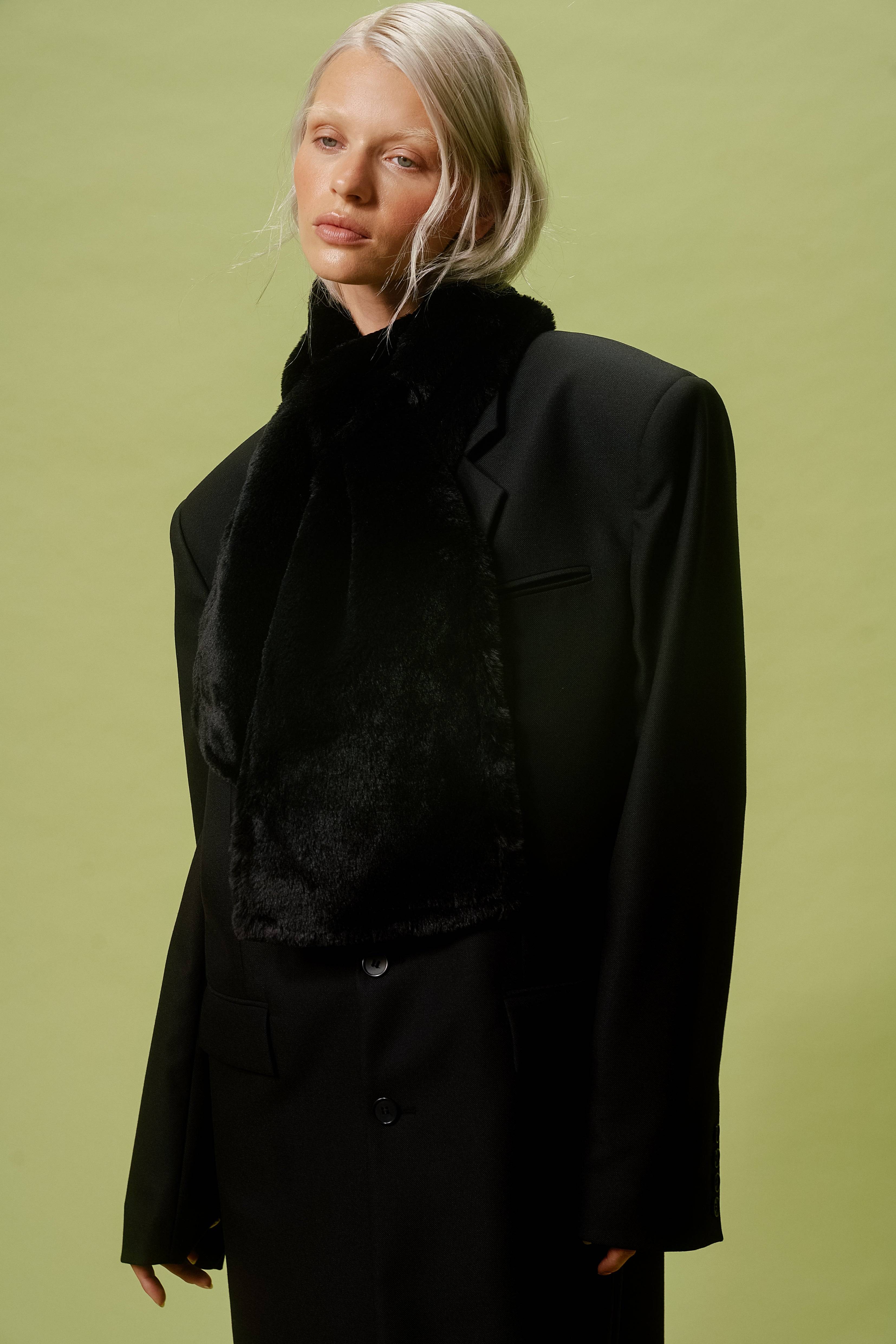 BLACK FAUX FUR SCARF