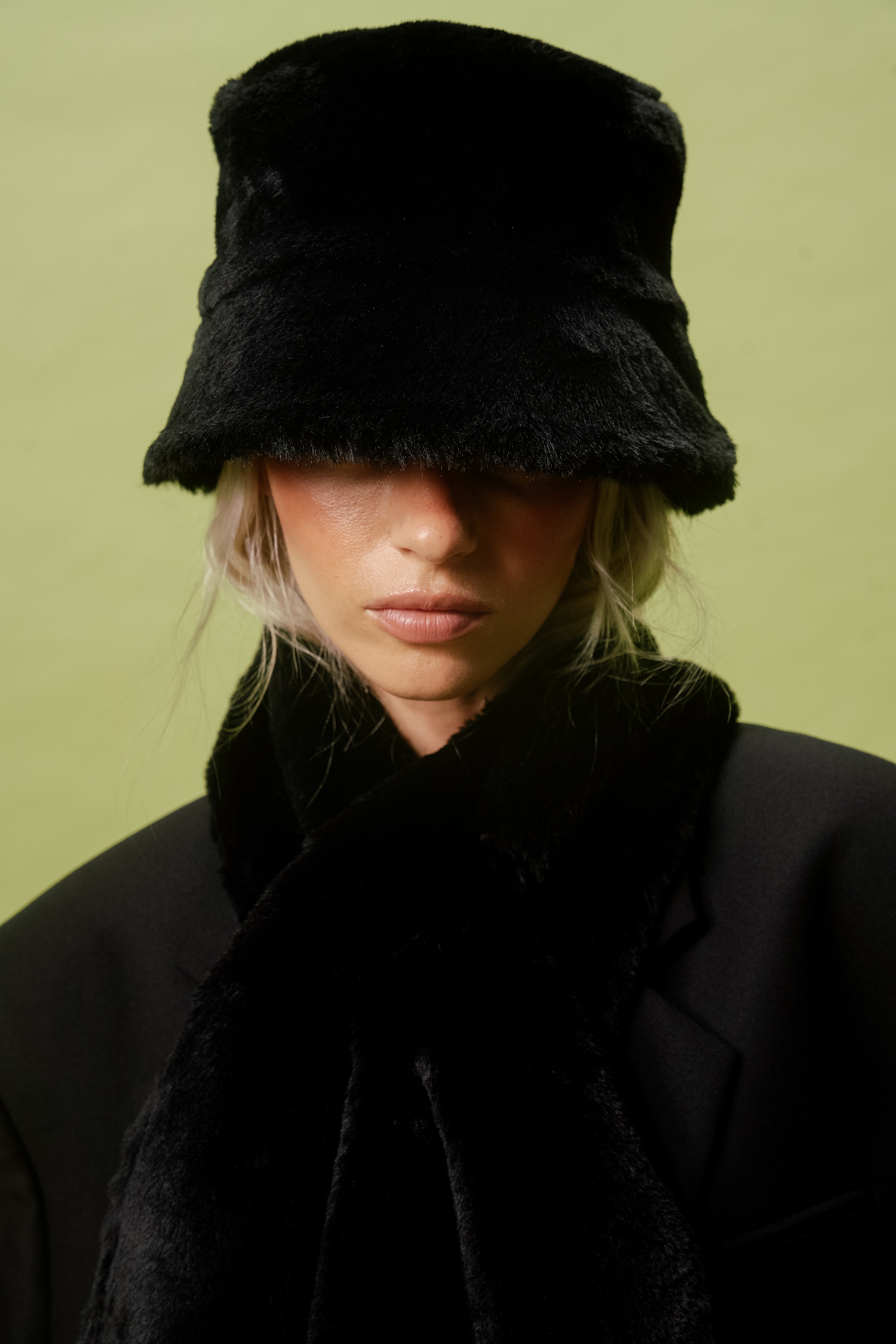 BLACK FAUX FUR BUCKET HAT