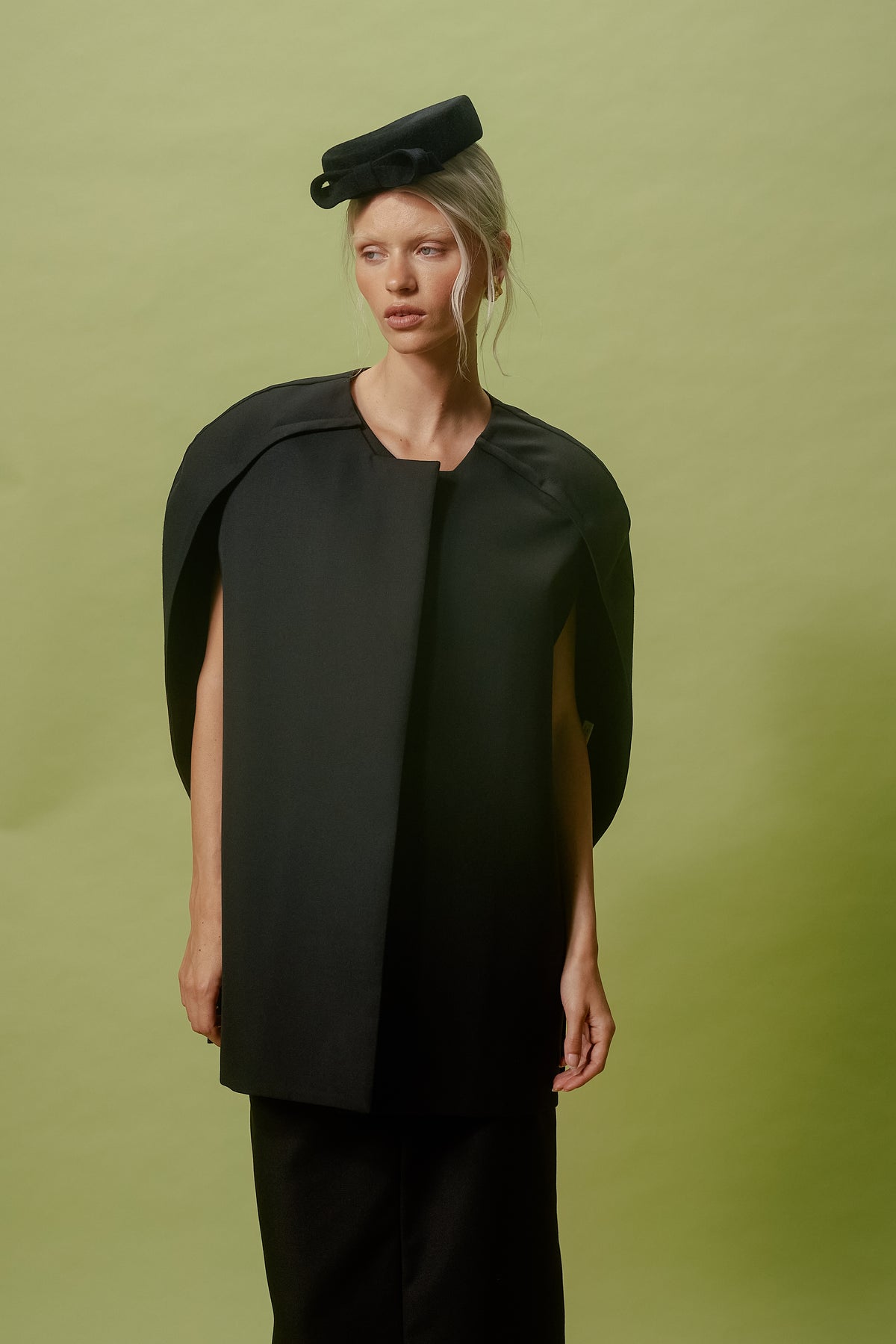 BLACK BOW-TRIMMED PILLBOX HAT