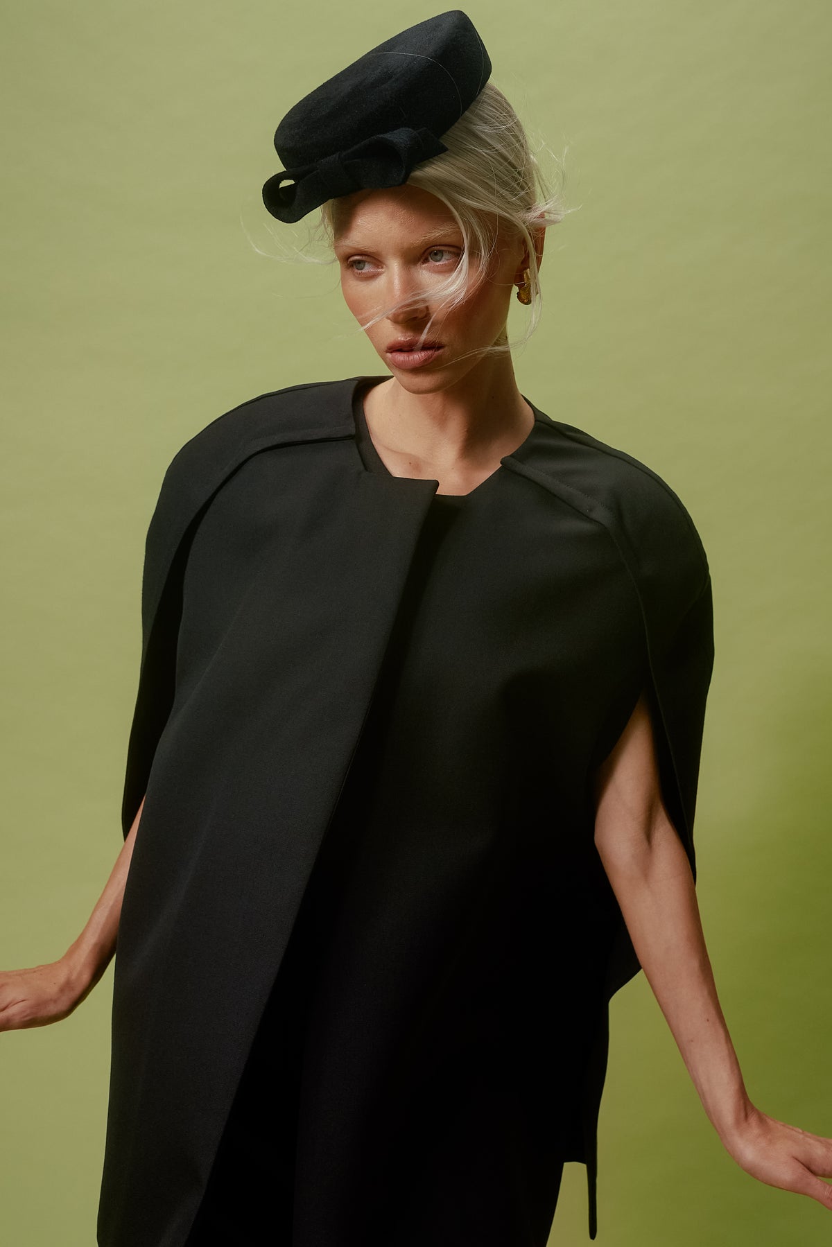 BLACK BOW-TRIMMED PILLBOX HAT