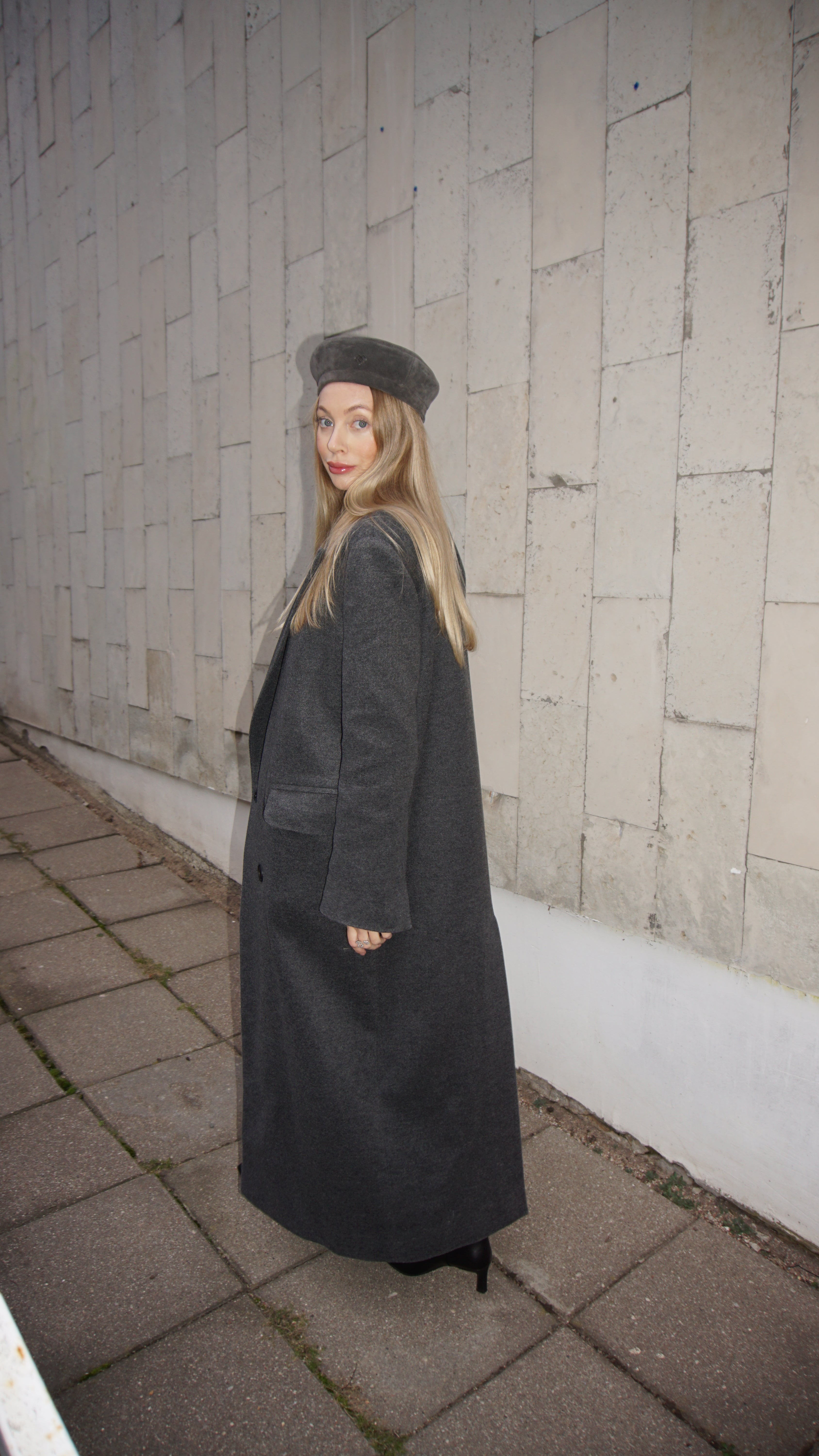 Suede leather dark grey beret