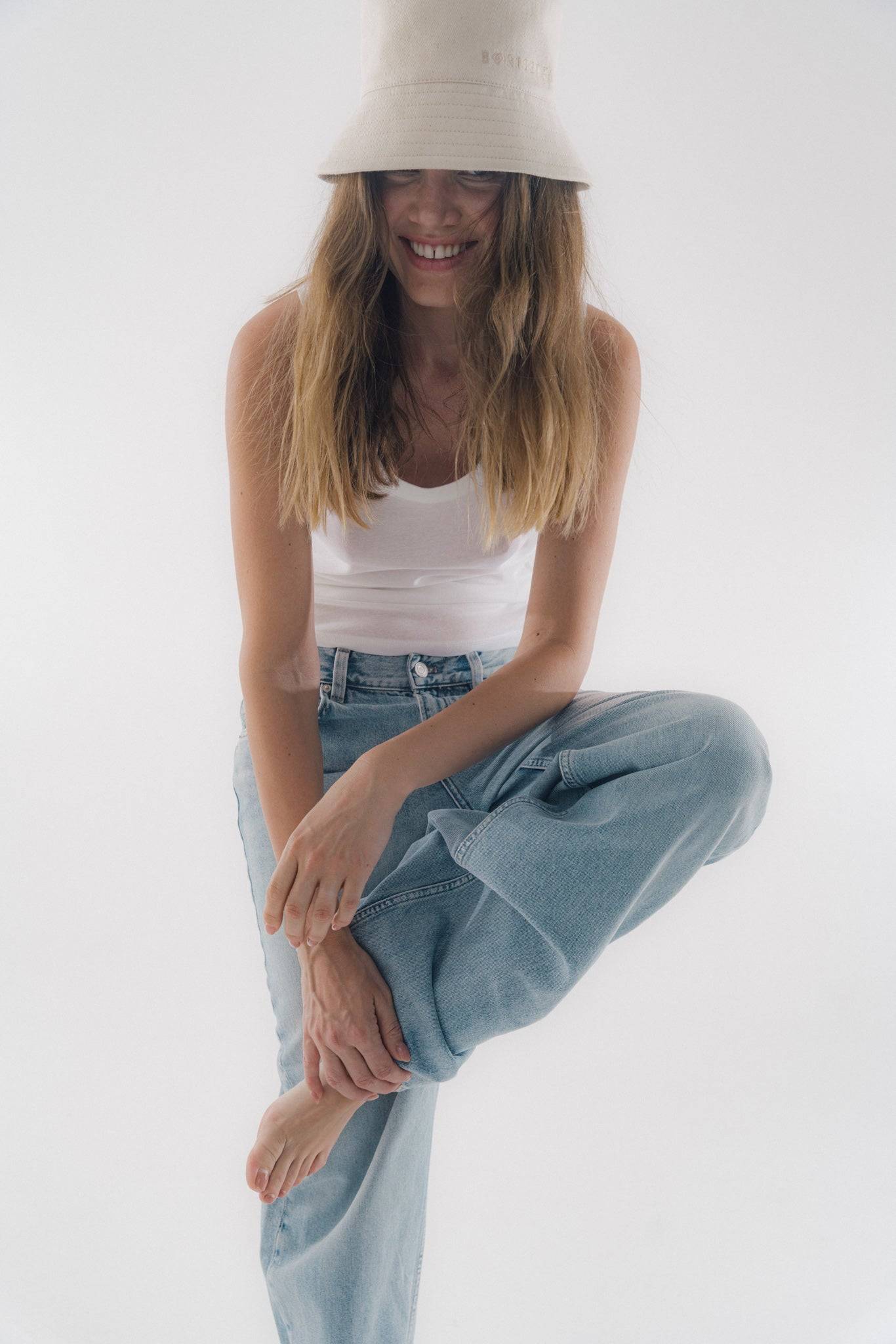 Trendy beige bucket hat with a relaxed fit, ideal for street-style fashion. A handcrafted accessory for modern, everyday looks.