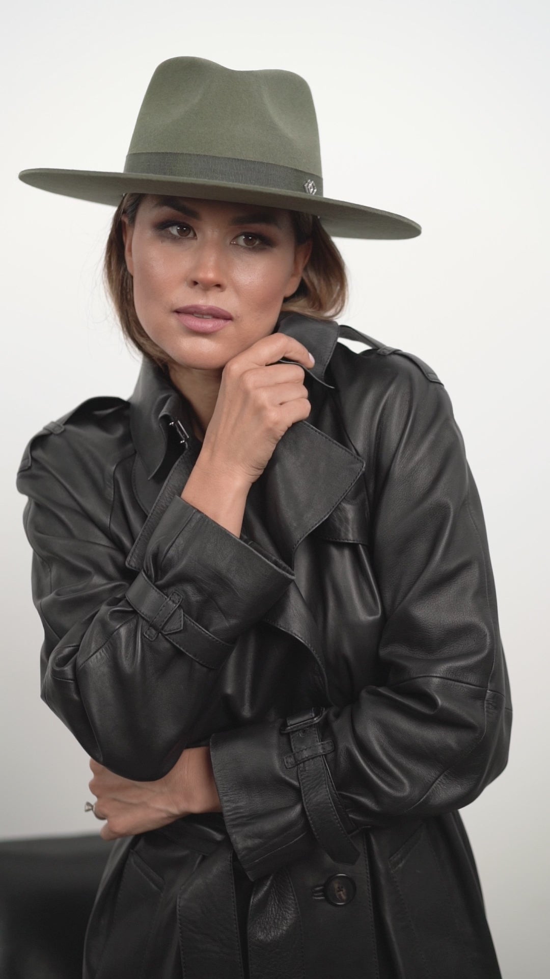 Elegant dark green military fedora hat by Borisetti, paired with a black leather coat. A modern classic with premium rabbit fur felt.