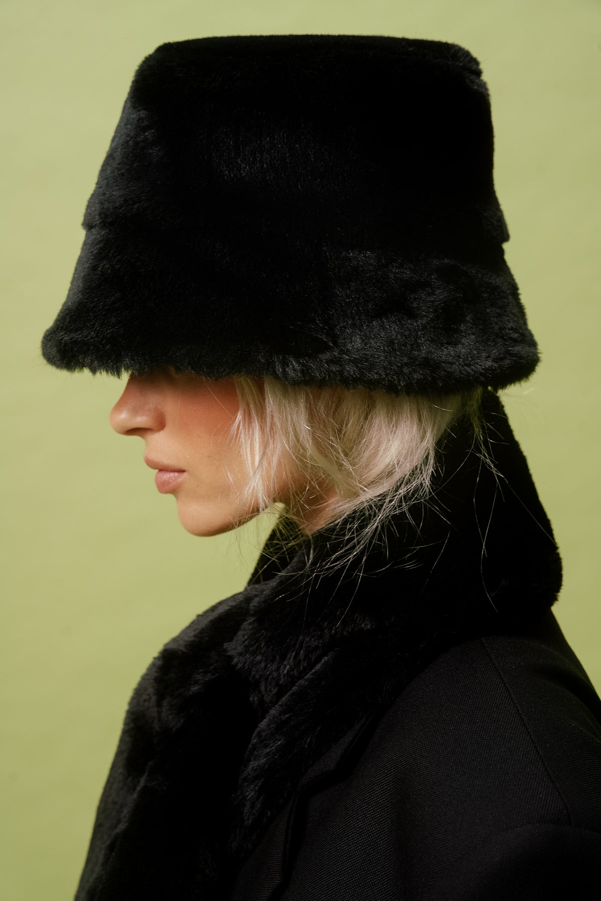 BLACK FAUX FUR BUCKET HAT