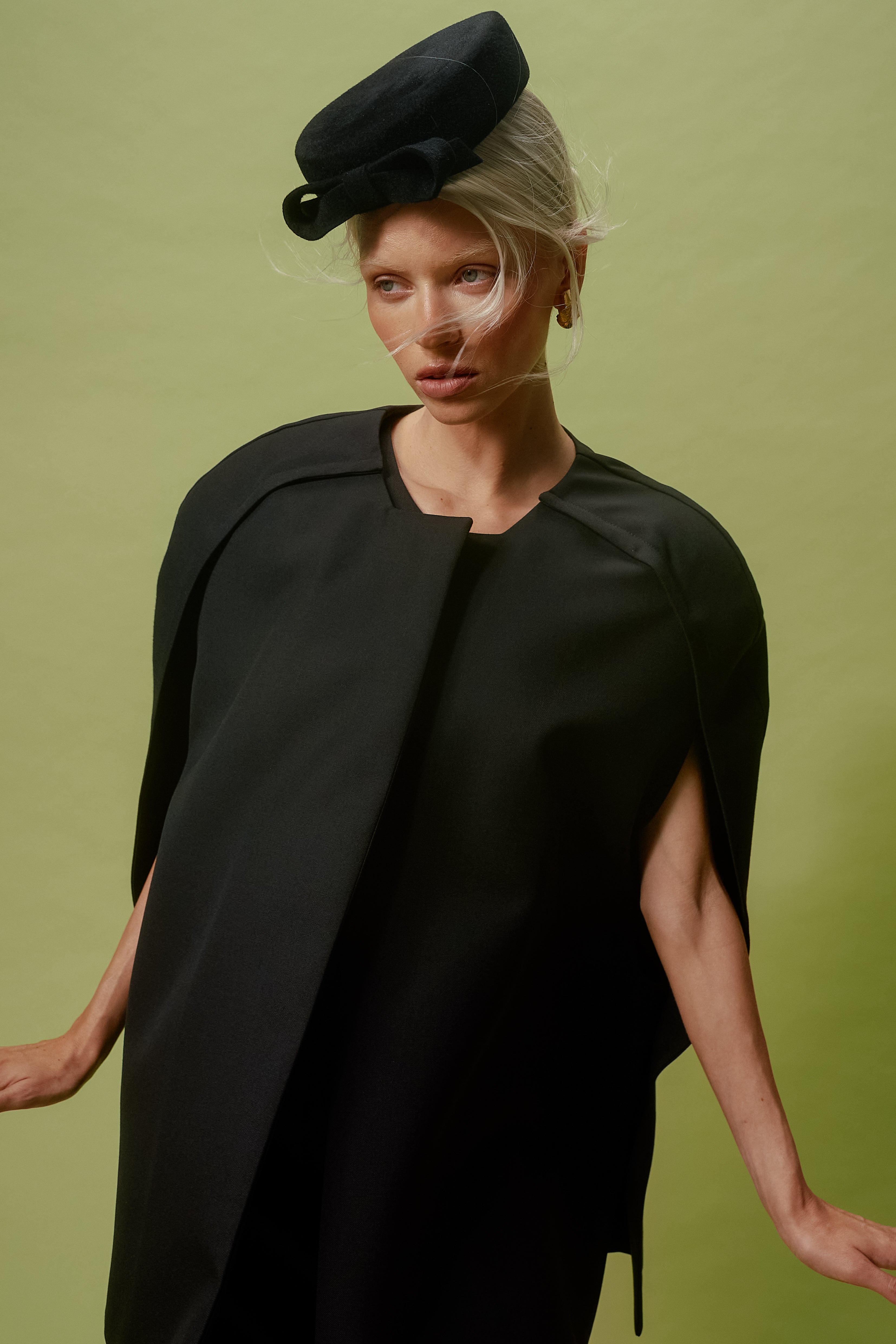 BLACK BOW-TRIMMED PILLBOX HAT