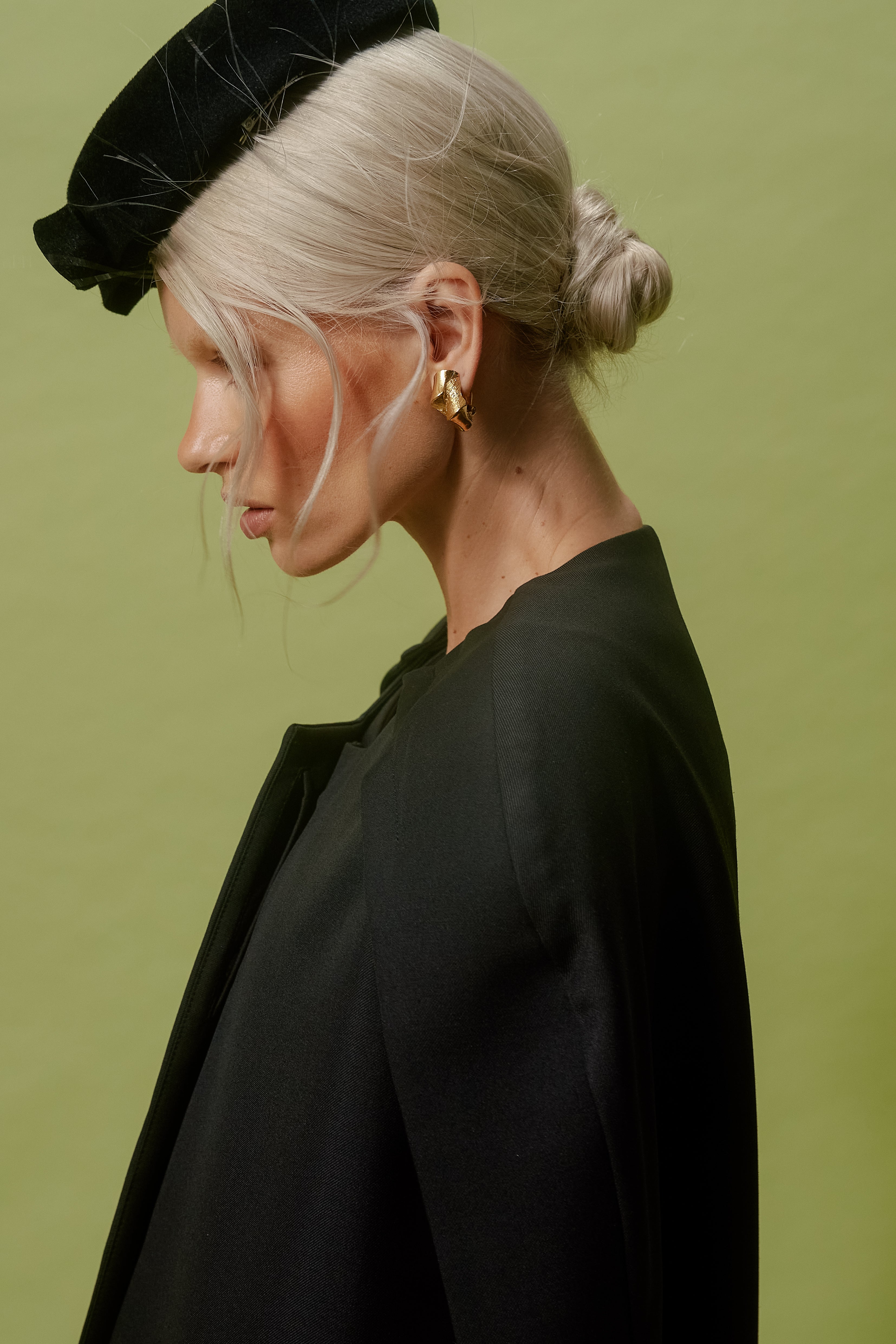 BLACK BOW-TRIMMED PILLBOX HAT