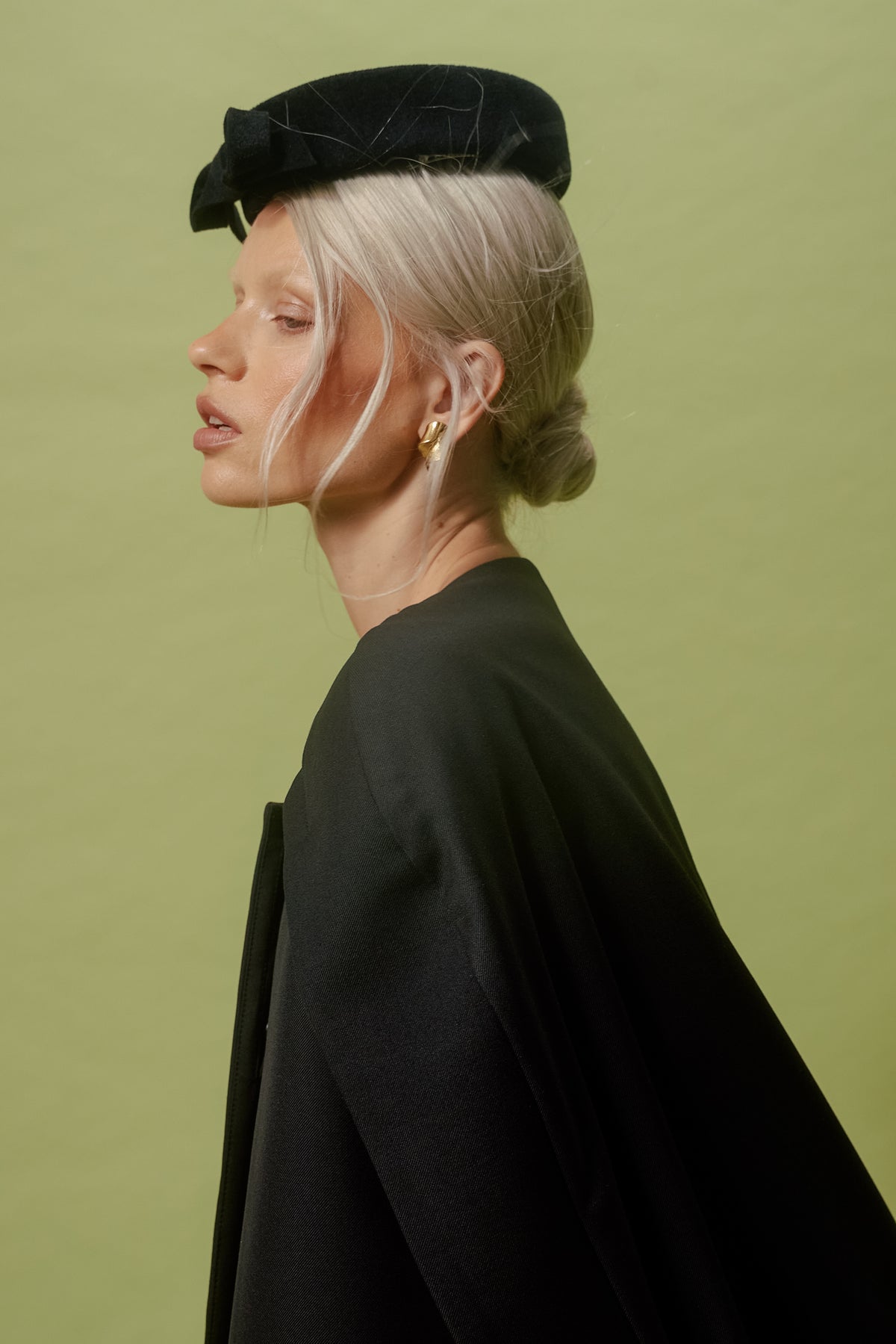BLACK BOW-TRIMMED PILLBOX HAT