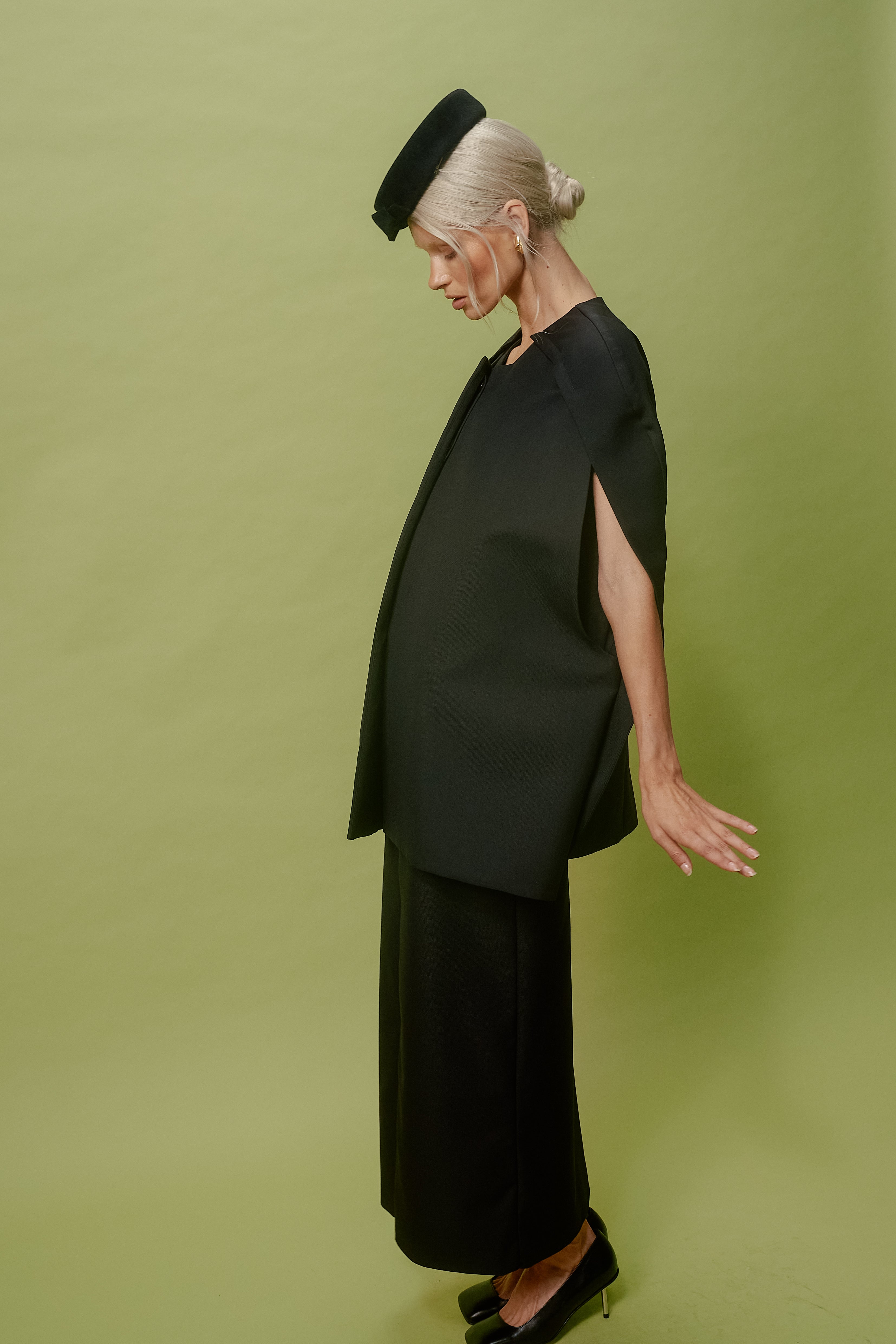 BLACK BOW-TRIMMED PILLBOX HAT
