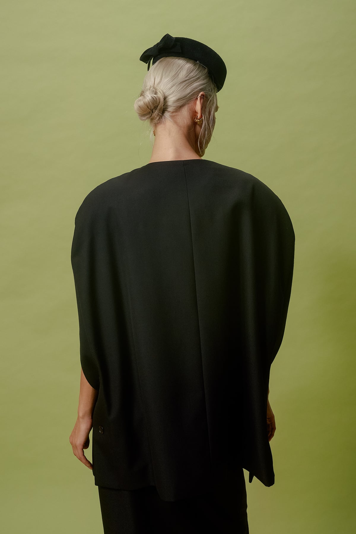 BLACK BOW-TRIMMED PILLBOX HAT