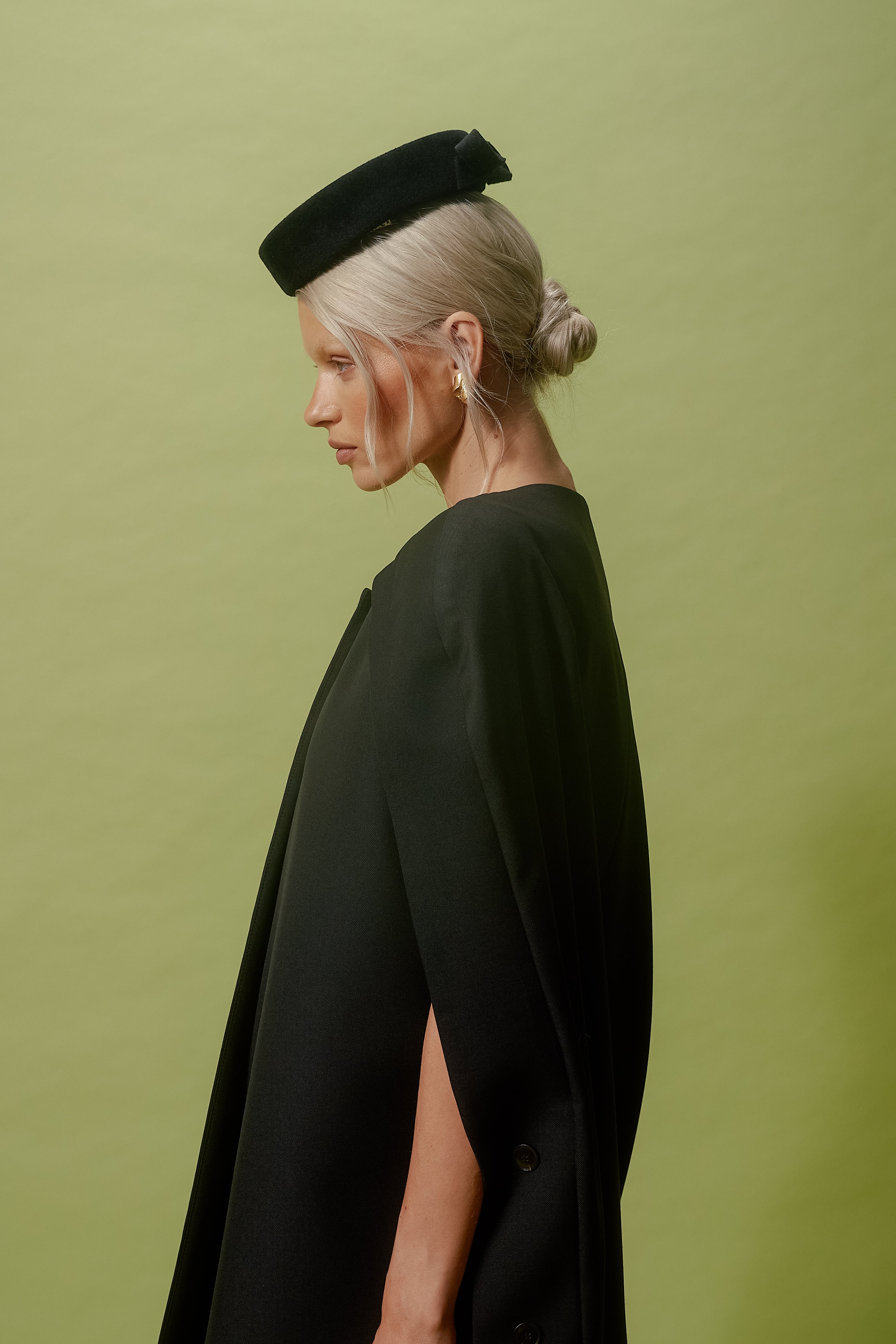 BLACK BOW-TRIMMED PILLBOX HAT