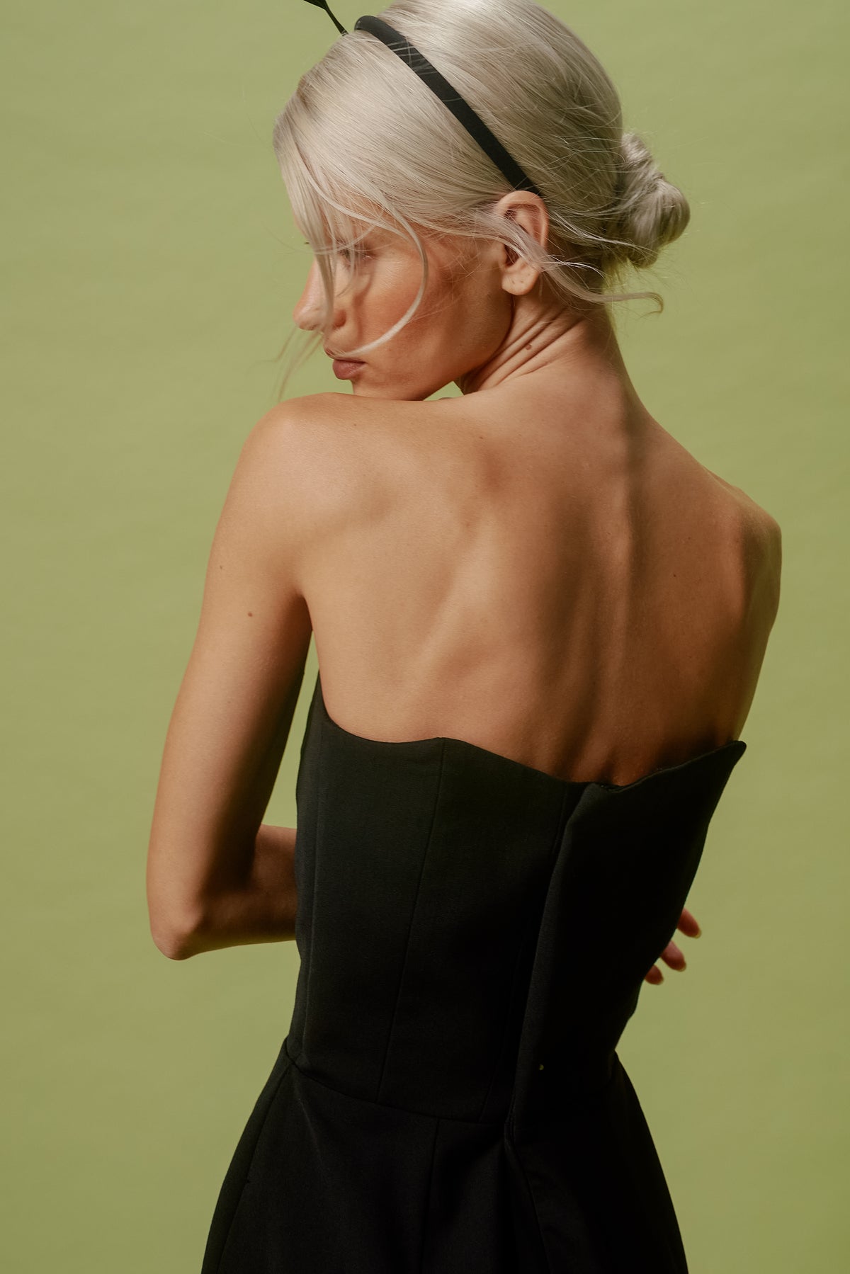 BLACK FEATHER-TRIMMED HEADBAND