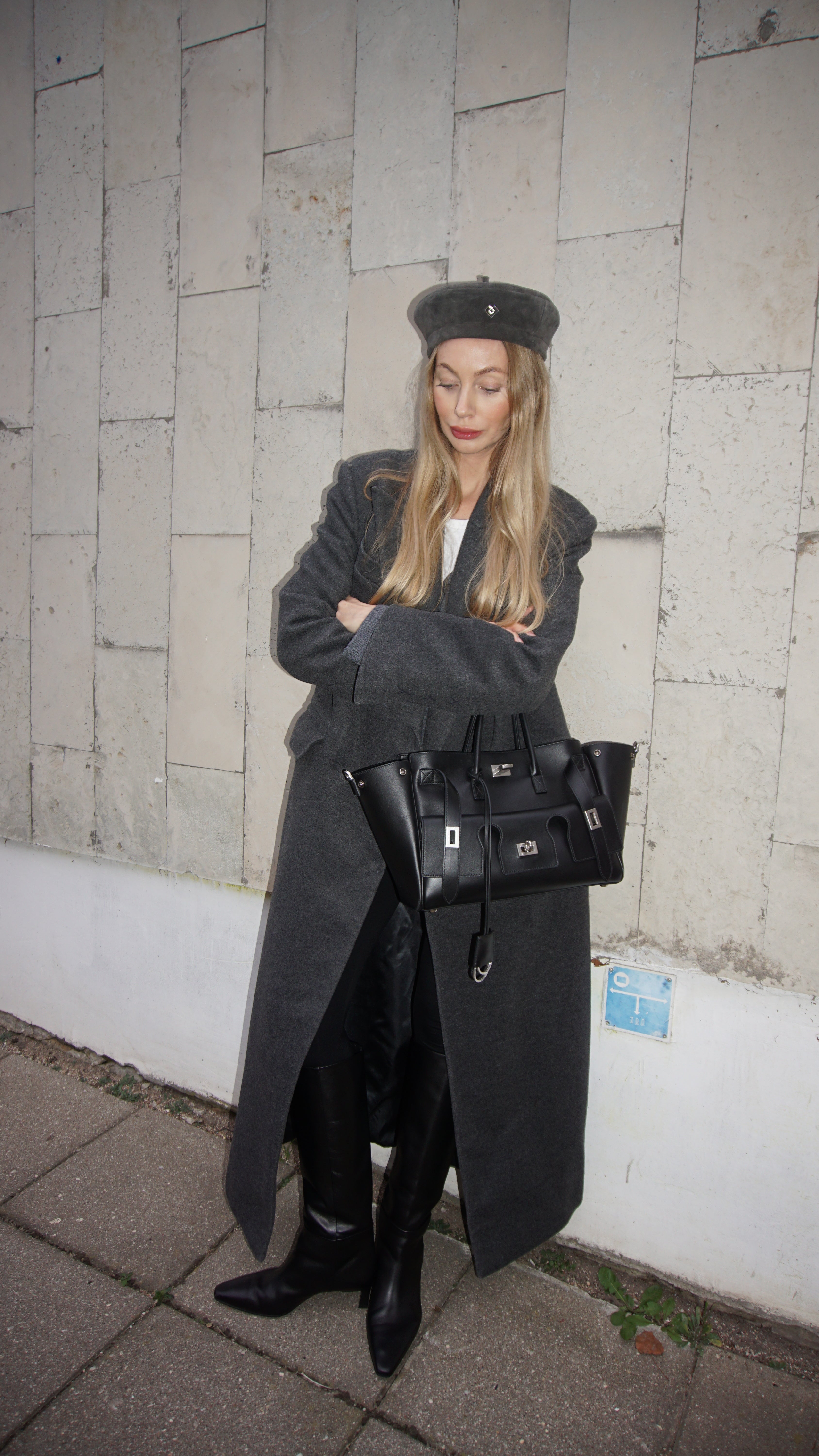 Suede leather dark grey beret